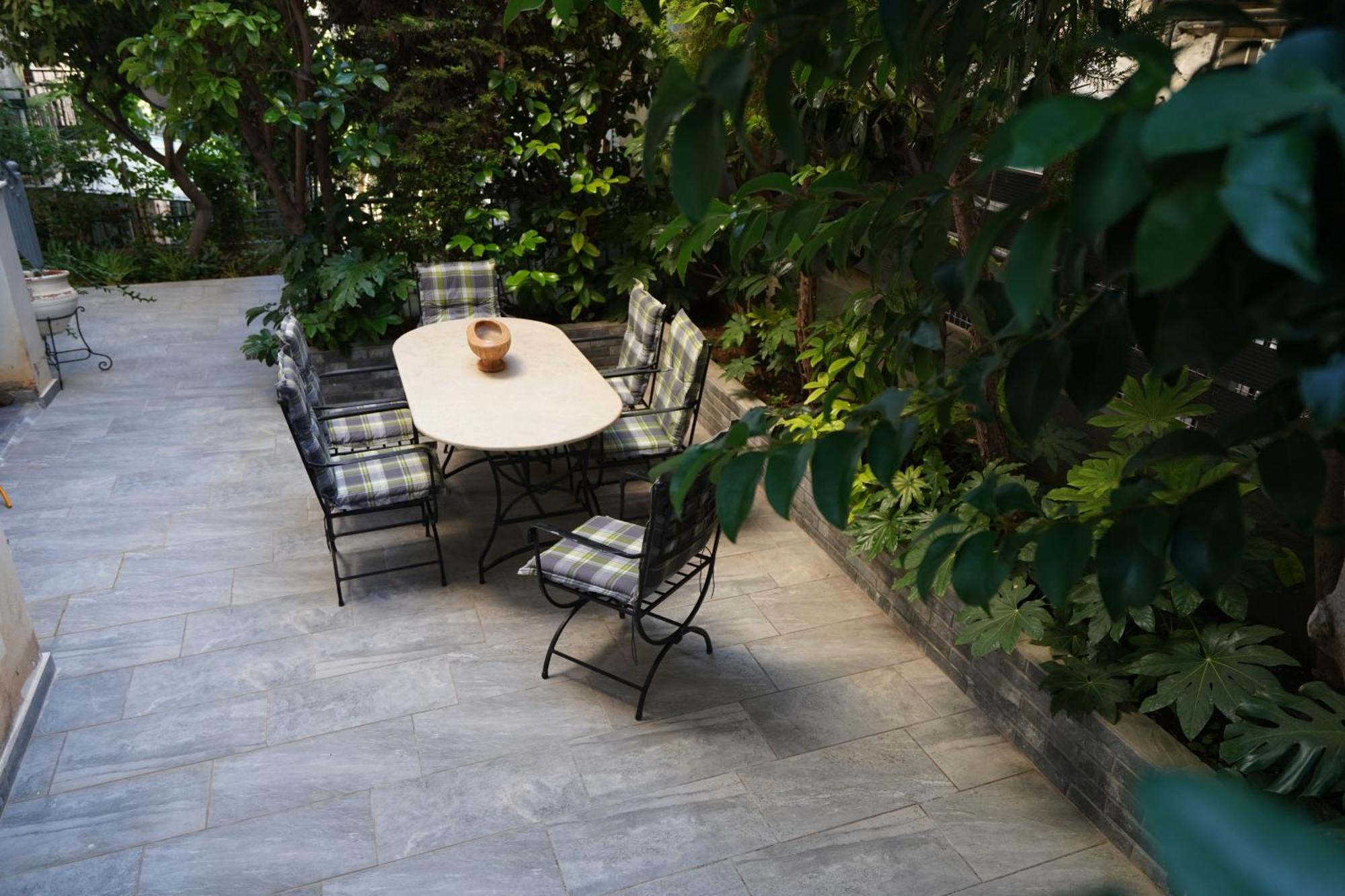 Garden Apartment Next To The Mall -Private Parking Aten Exteriör bild