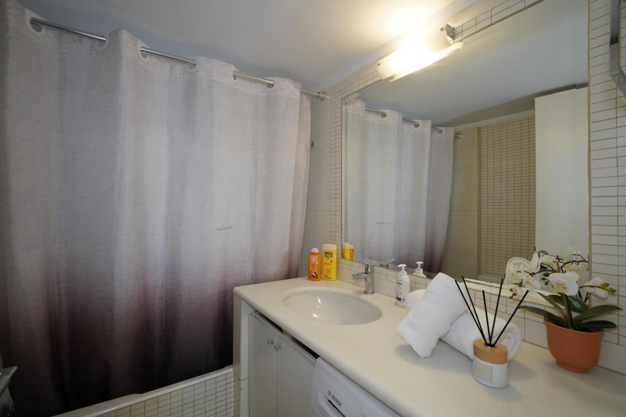 Garden Apartment Next To The Mall -Private Parking Aten Exteriör bild