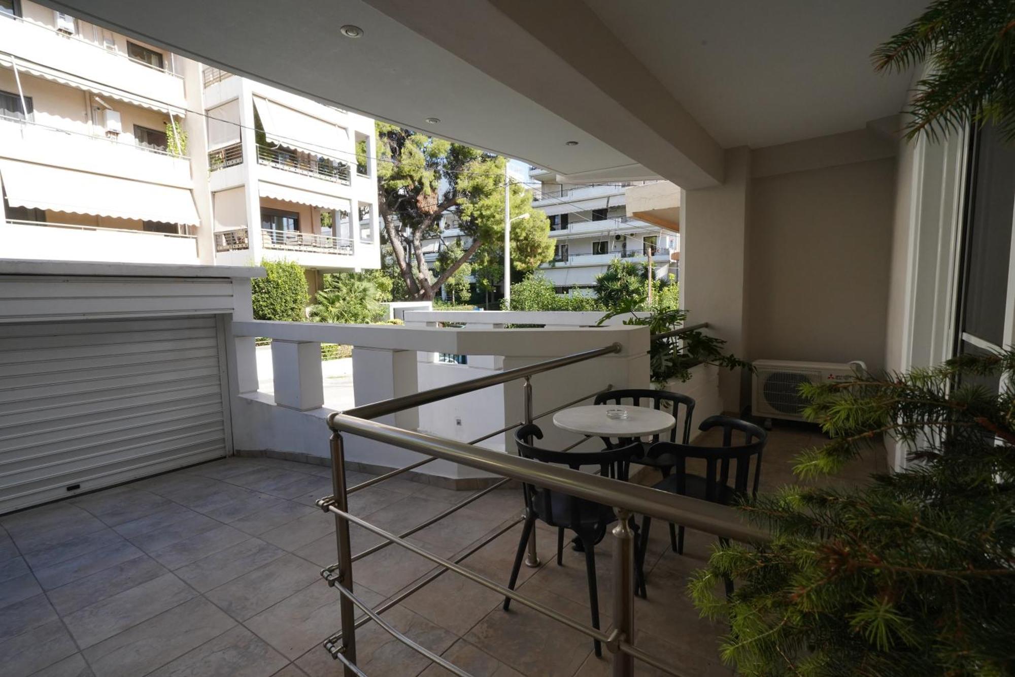 Garden Apartment Next To The Mall -Private Parking Aten Exteriör bild