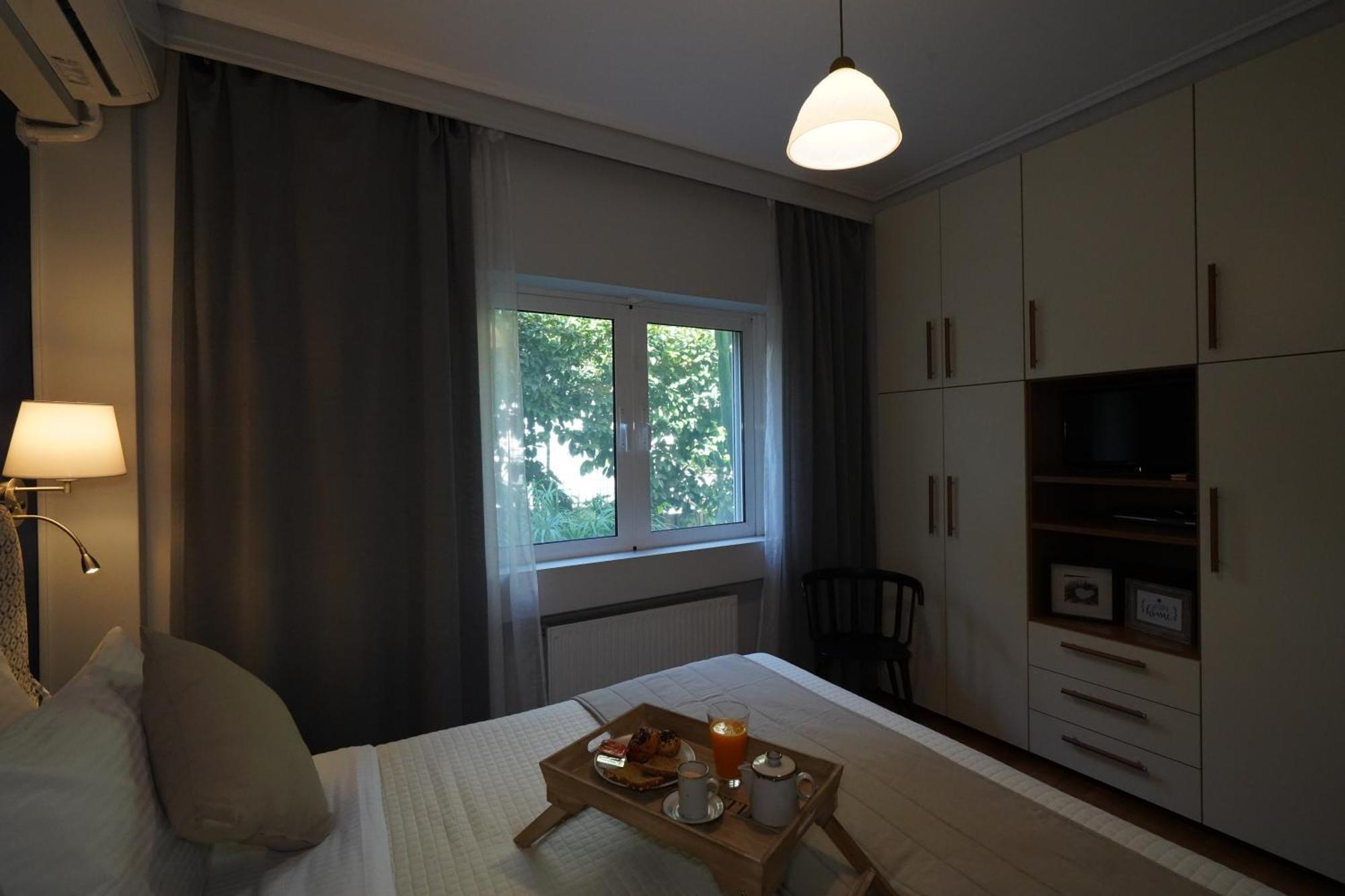 Garden Apartment Next To The Mall -Private Parking Aten Exteriör bild