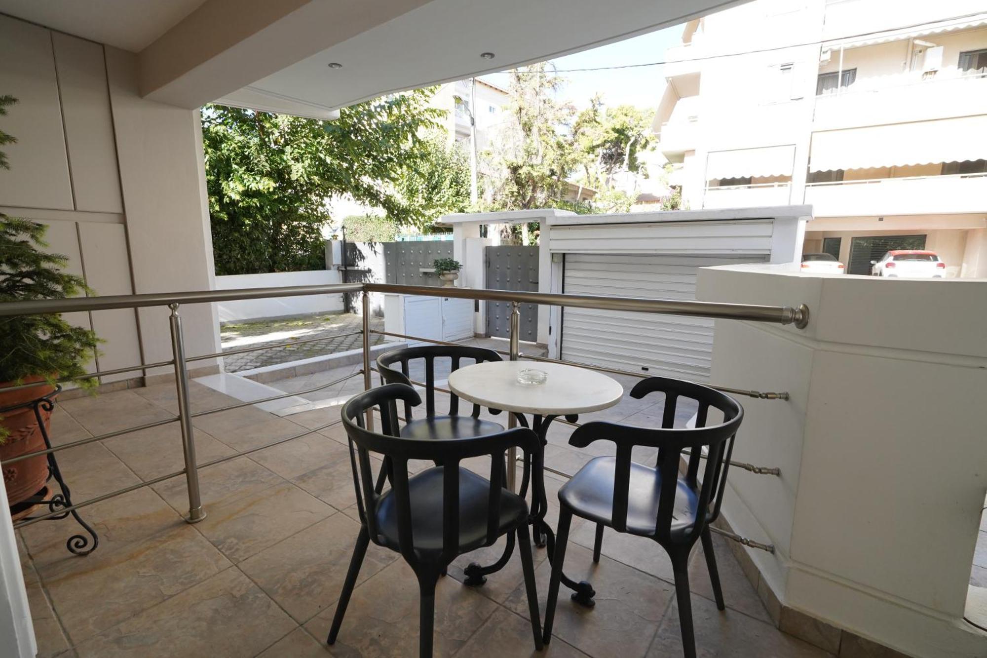 Garden Apartment Next To The Mall -Private Parking Aten Exteriör bild