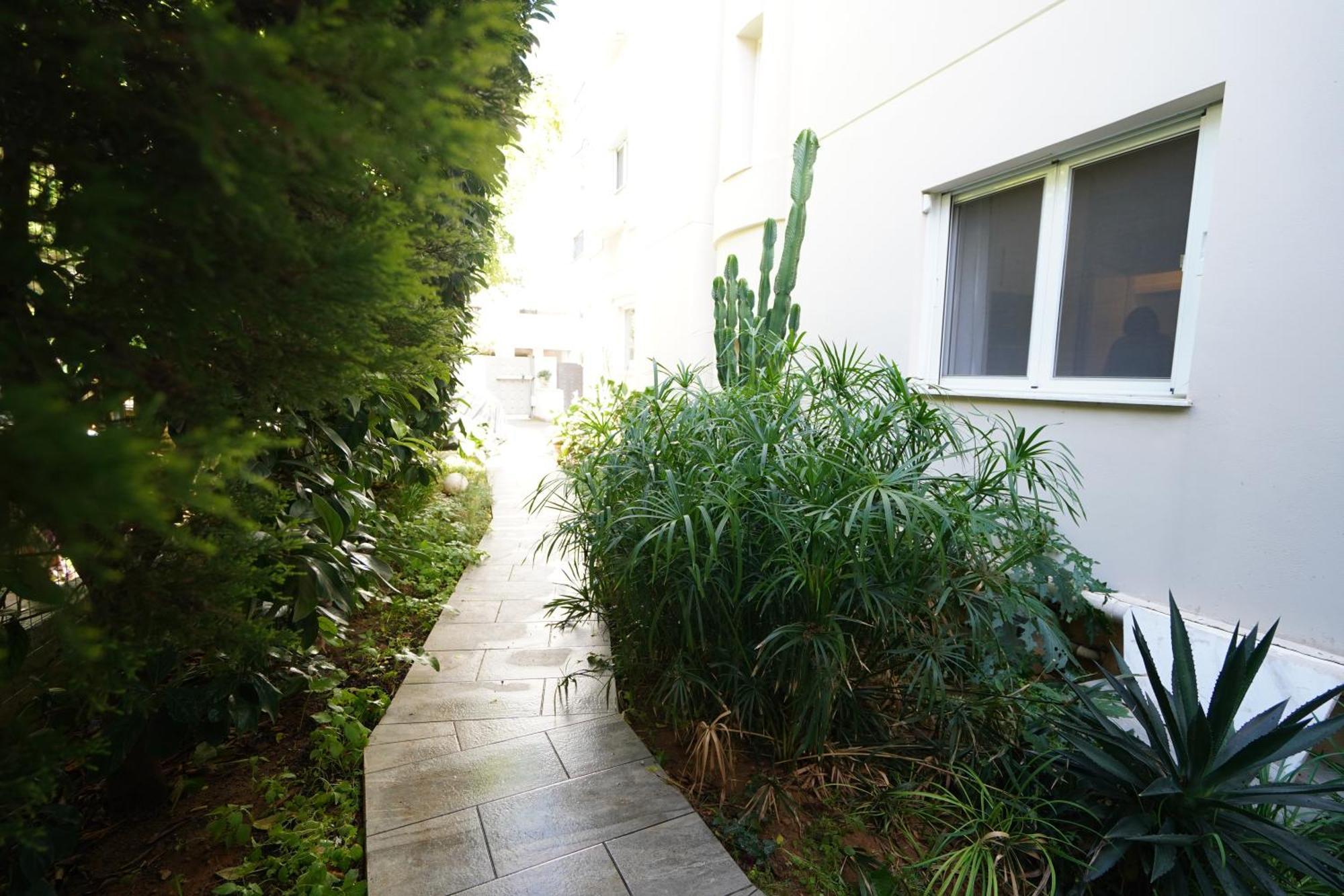 Garden Apartment Next To The Mall -Private Parking Aten Exteriör bild