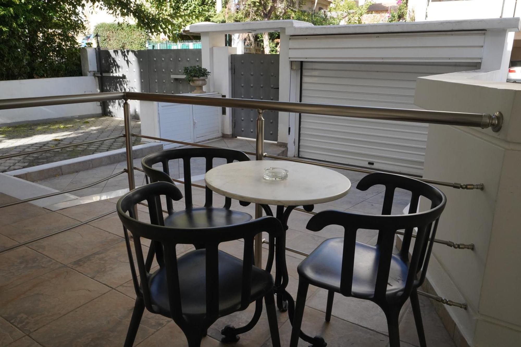 Garden Apartment Next To The Mall -Private Parking Aten Exteriör bild