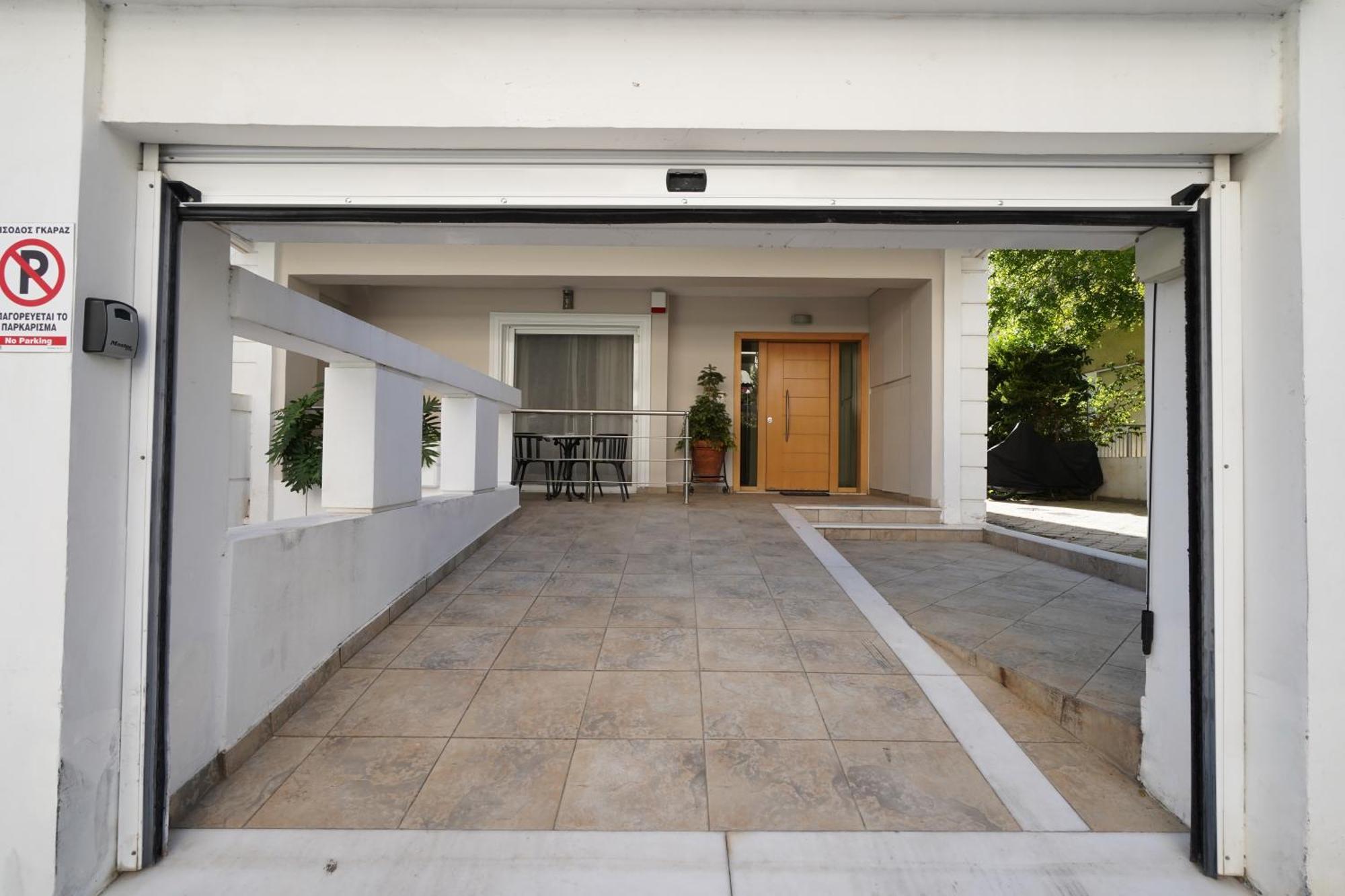 Garden Apartment Next To The Mall -Private Parking Aten Exteriör bild